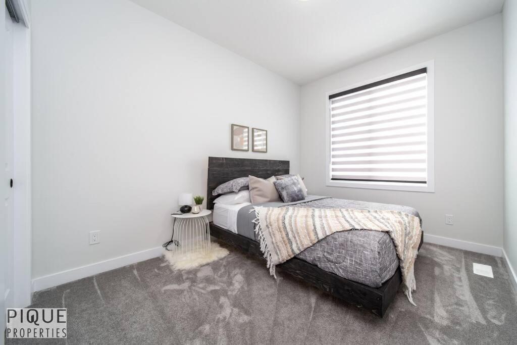 *new*luxury Living*king Bed*ac&fireplace*sleeps13! Edmonton
