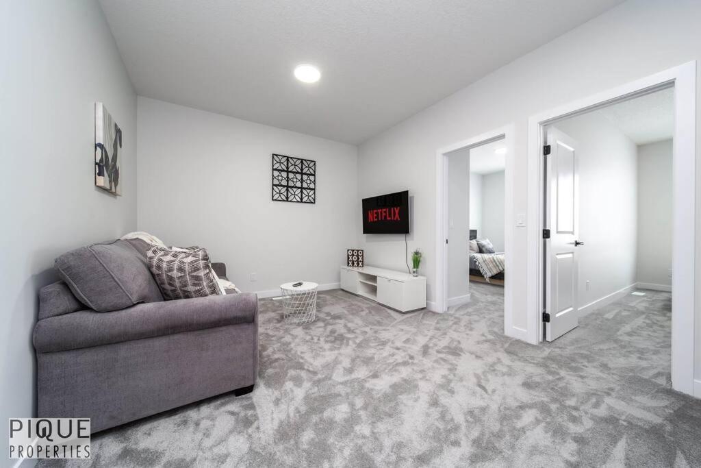 *new*luxury Living*king Bed*ac&fireplace*sleeps13! Holiday home Edmonton