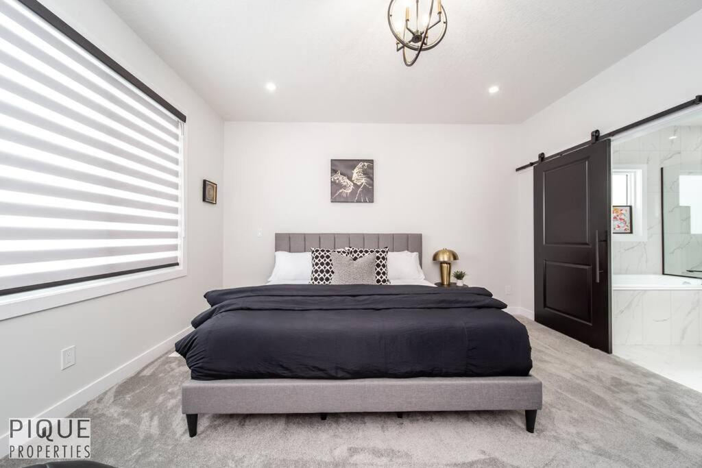 *new*luxury Living*king Bed*ac&fireplace*sleeps13! * Edmonton