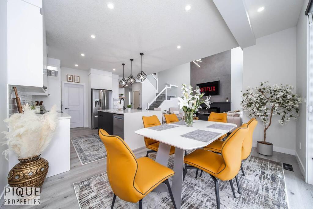 *new*luxury Living*king Bed*ac&fireplace*sleeps13! Holiday home Edmonton