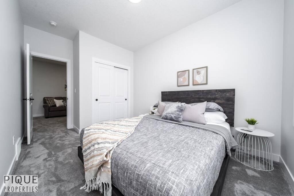 *new*luxury Living*king Bed*ac&fireplace*sleeps13! Edmonton