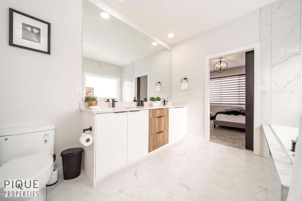 Holiday home *new*luxury Living*king Bed*ac&fireplace*sleeps13! Edmonton