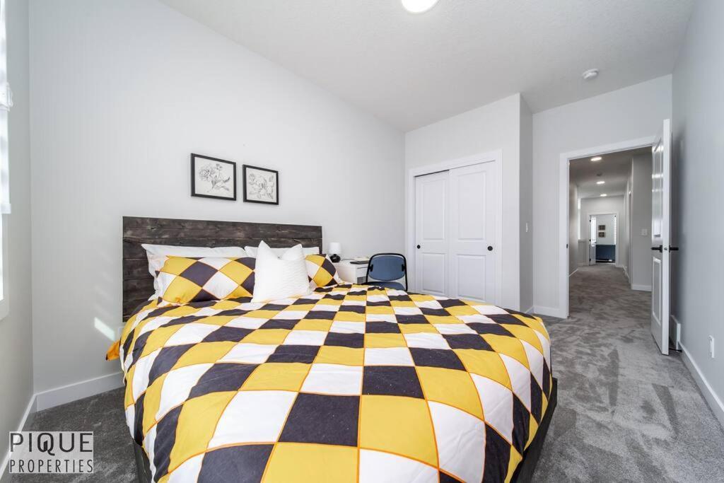 *new*luxury Living*king Bed*ac&fireplace*sleeps13! Holiday home Edmonton