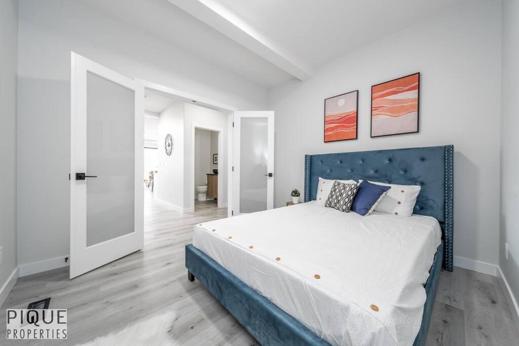 *new*luxury Living*king Bed*ac&fireplace*sleeps13! * Edmonton